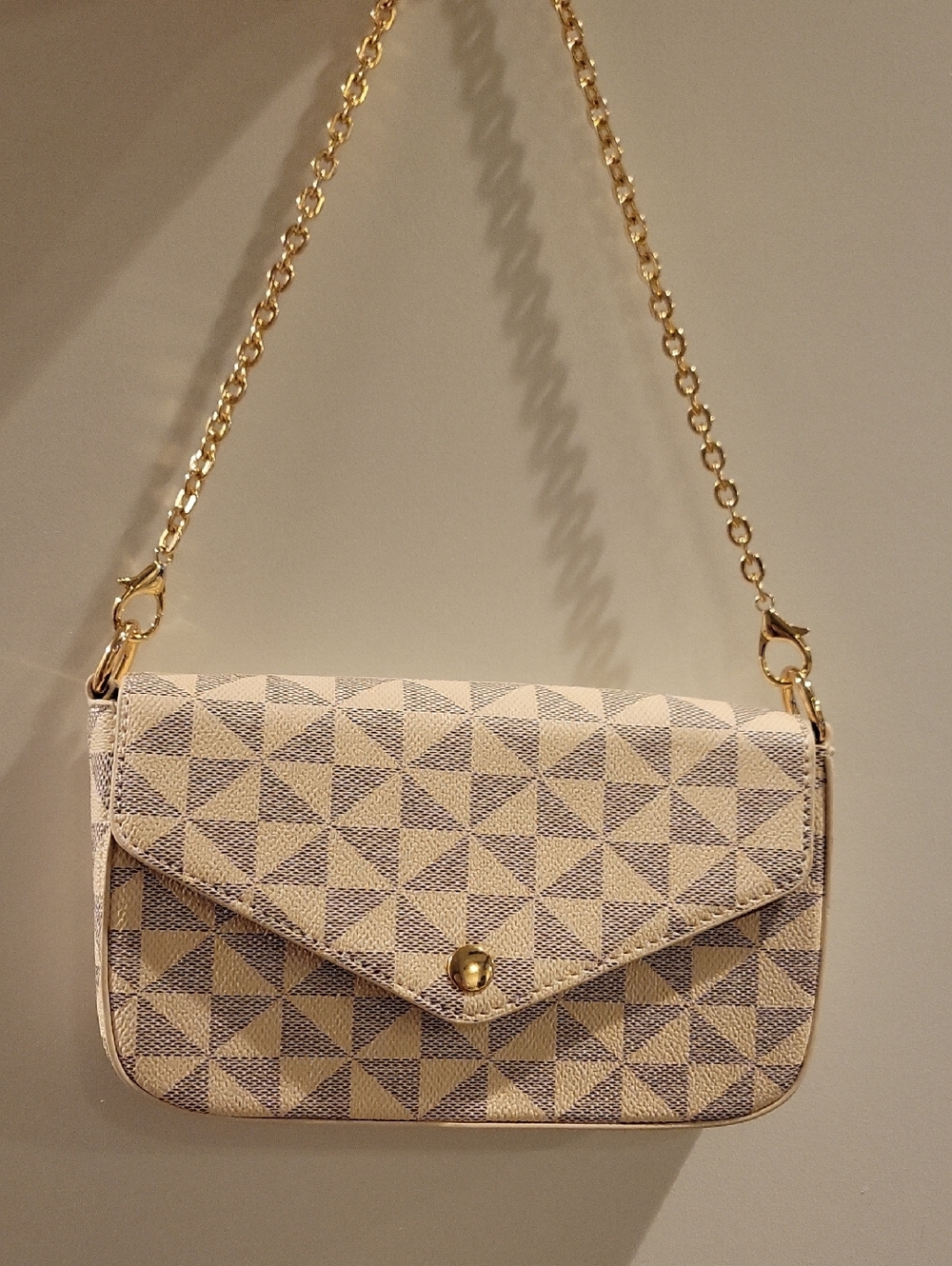 Elegant Geometric Cream Crossbody Bag with Gold Chain